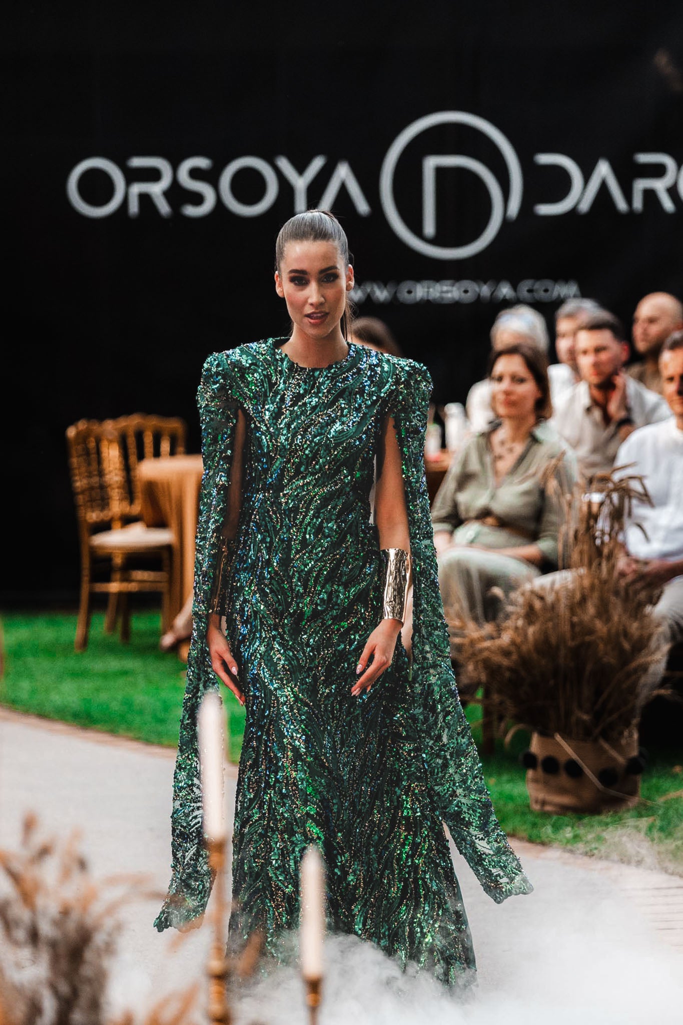 闪光绿色晚礼服