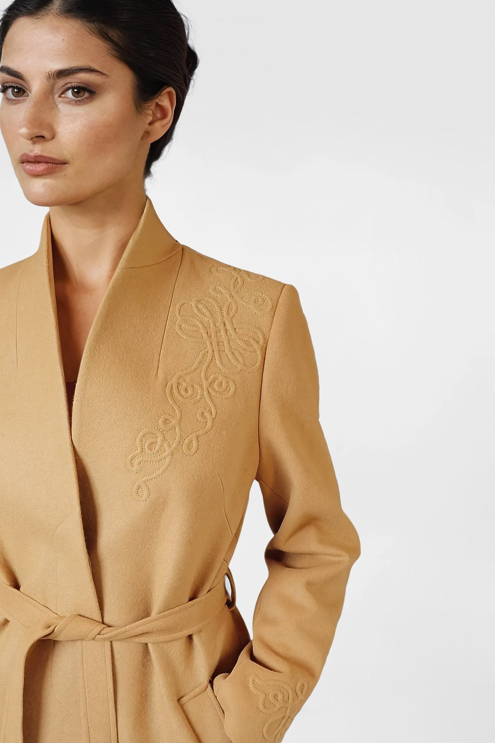 骆驼刺绣羊毛大衣