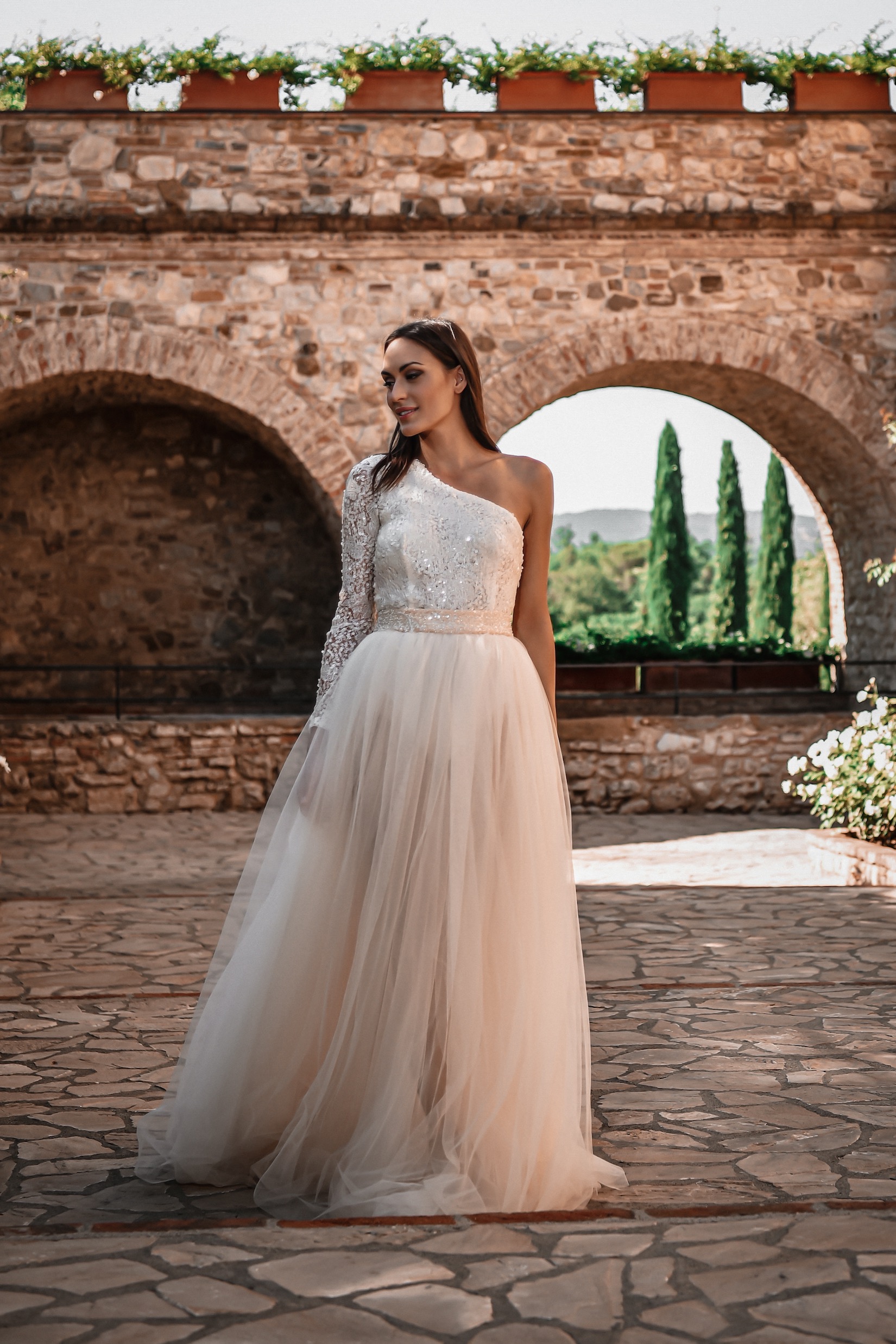 ORSOYA Bridal Dress: Single-sleeve design dress with detachable sleeve.