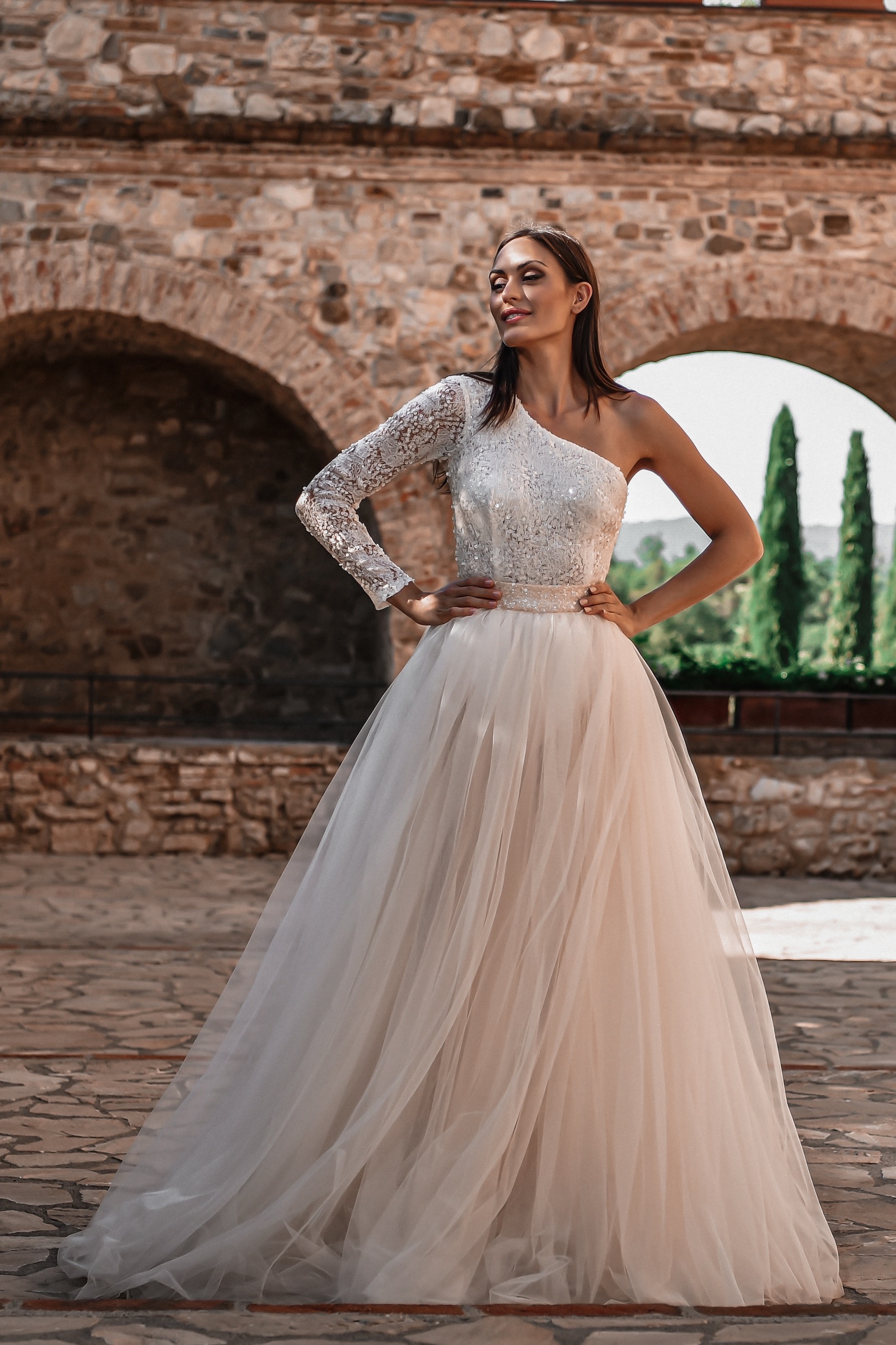 ORSOYA Bridal Dress: Single-sleeve design dress with detachable sleeve.
