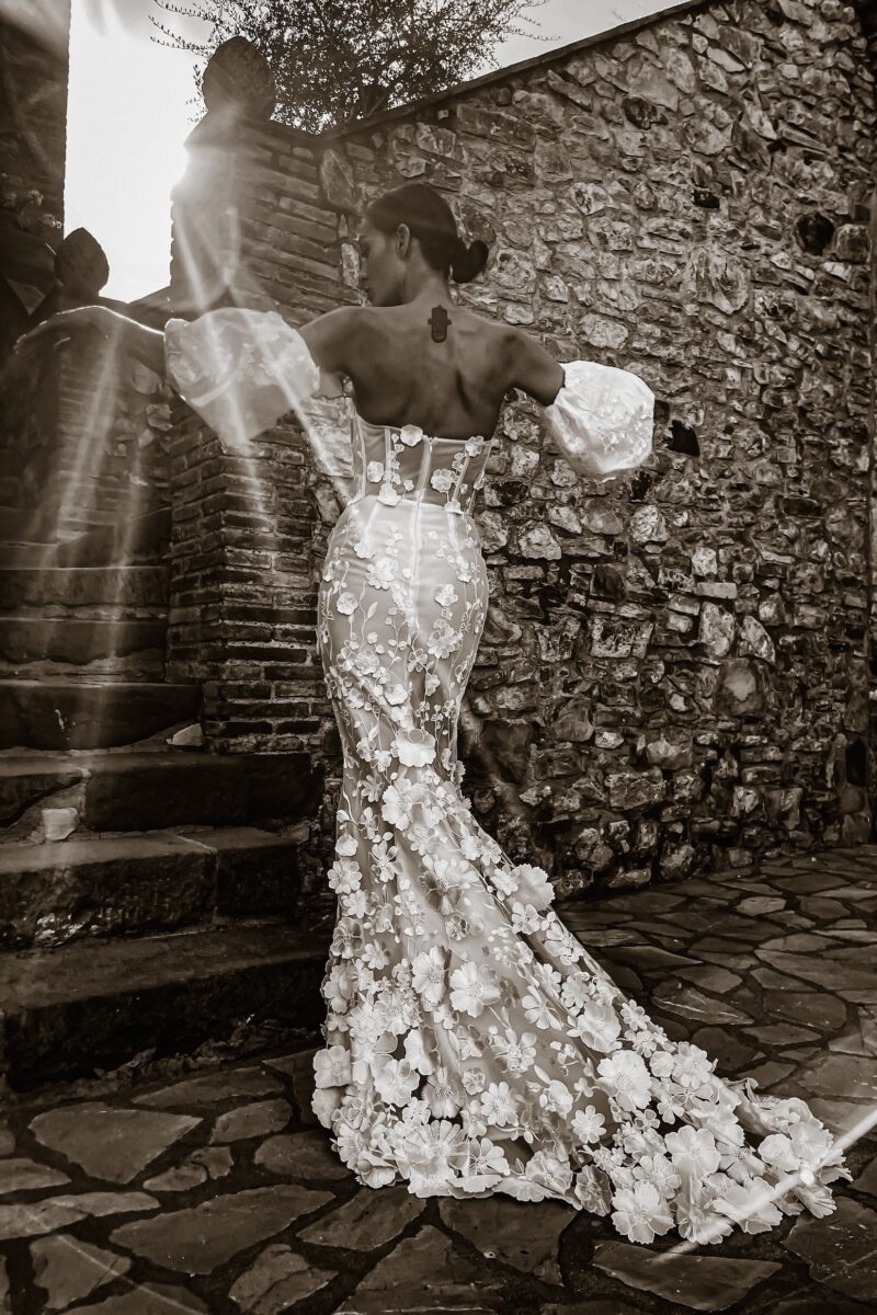 ORSOYA Menyasszonyi Ruha: 3 dimenziós virággal díszített sellő fazonú menyasszonyi ruha, bustier felsőrésszel.