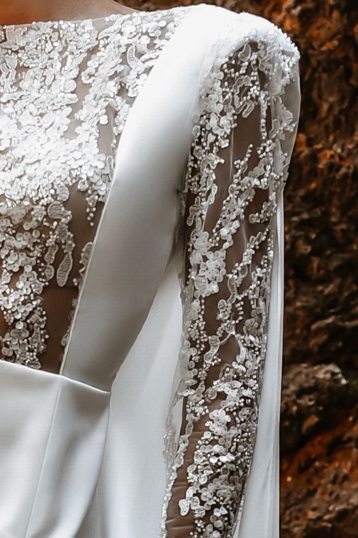 ORSOYA Menyasszonyi Ruha: Könnyed és légies, repülő pillangó ujjú, elegáns esküvői ruha, díszítéssel.